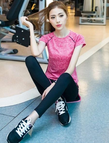 紧身打底裤美女，衬托出完美身材比例，展现可爱甜美气息！