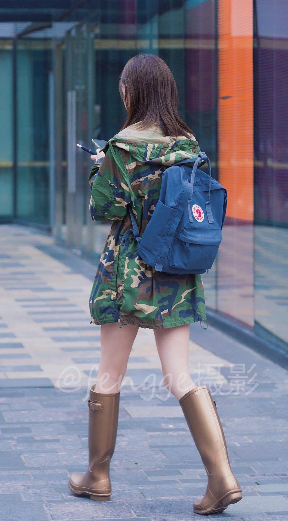 雨停了,女孩穿着时尚雨靴来了,不能趟水了,她心里一定极其失望