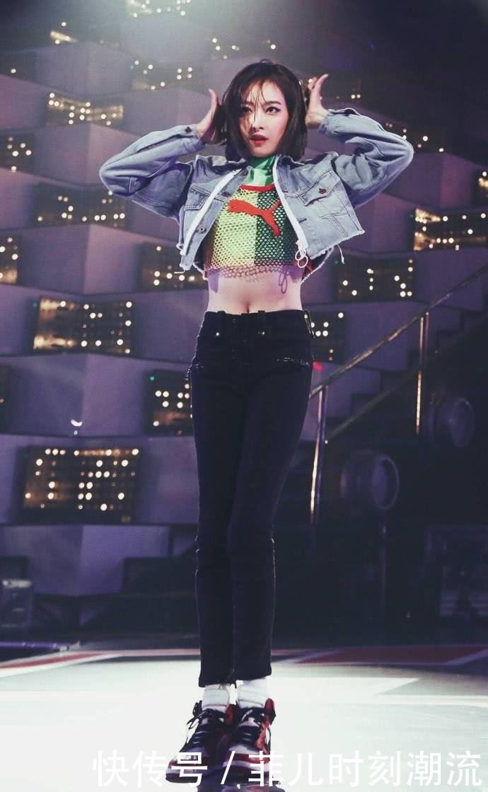 宋茜厉害了！这么紧的皮裤也要硬塞靴里，网友：显腿长呗！