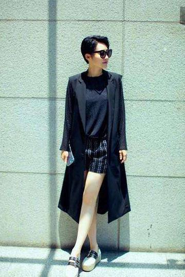 48岁许晴与41岁赵薇出游照流出, 一个嫩的掐出水, 一个老的认不出