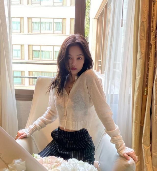  『扣起来』比渣女裙还要撩！Jennie狂穿的“渣女外套”