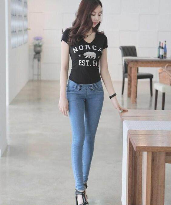 洋溢少女气息的紧身皮裤，勾勒出腿部线条，非常漂亮！