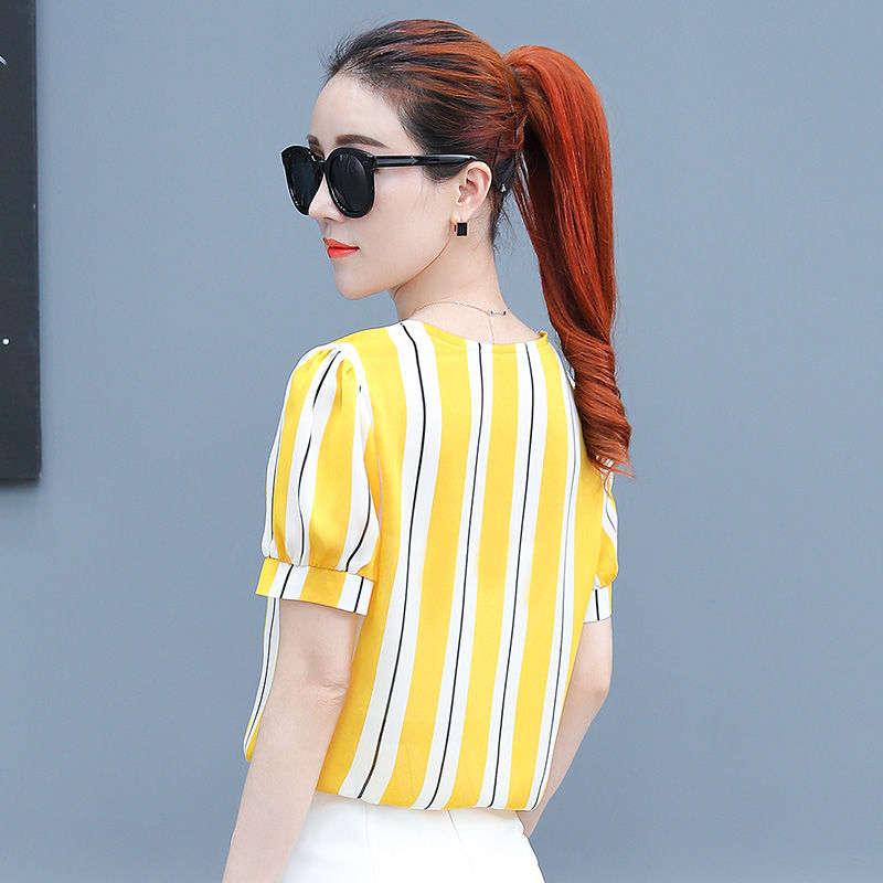 夏天就是要穿的爽朗点，白色T恤搭紧身牛仔裤，超显迷人身材