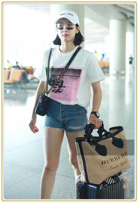 本以为宋茜的墨镜够俏皮的了，可看到窦靖童的“泳镜”，我沉默了