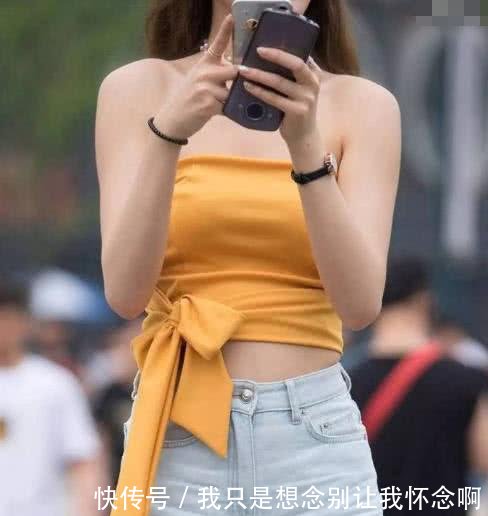 小姐姐抹胸装露香肩锁骨,紧身裤裹出丰腴翘挺的臀部线条