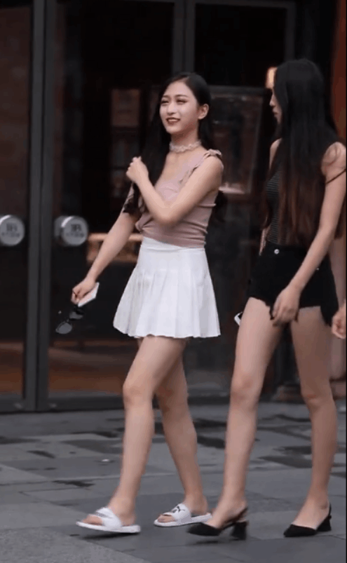 路人街拍, 清纯短裙小姐姐, 闺蜜长腿太“吸睛”
