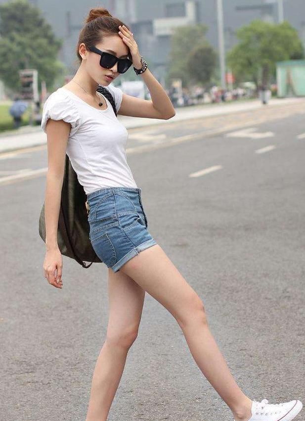 街拍高挑牛仔热裤美女,完美的大长腿纤细修长