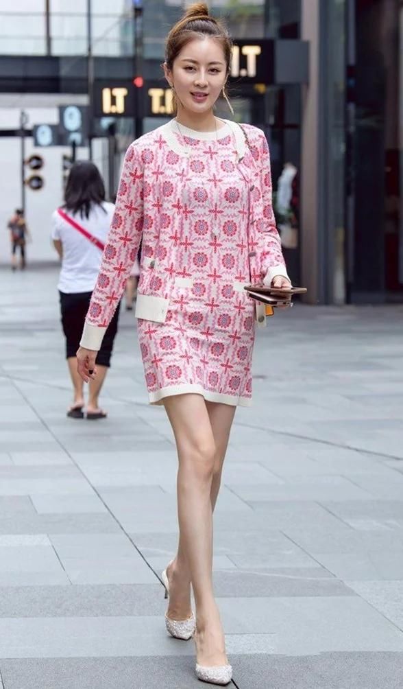 时尚穿搭:图片1清新可爱美丽的小姐姐，一身穿搭真的很时尚靓丽
