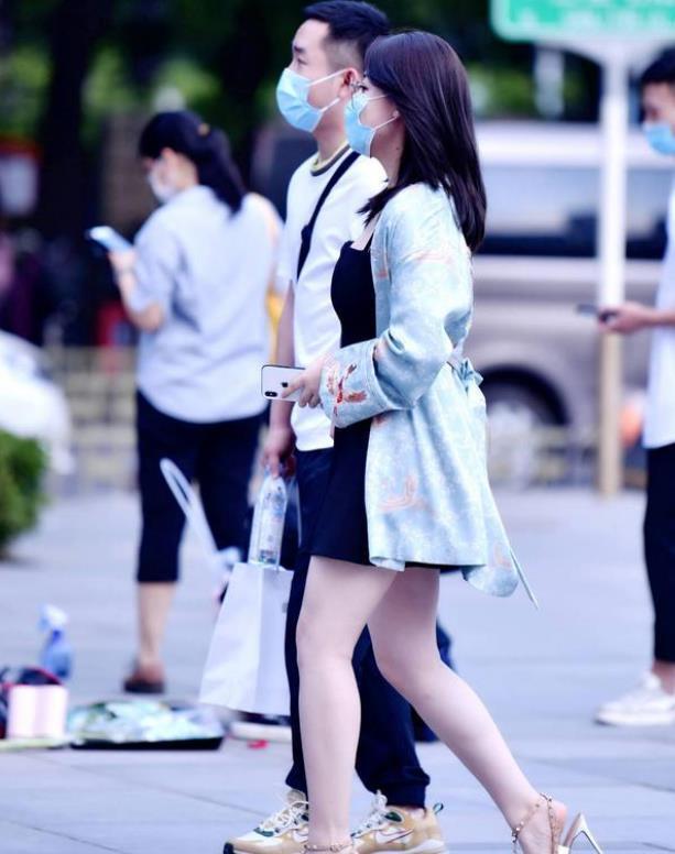  魅力|街拍：身材苗条的小姐姐，一条黑色的连衣裙，魅力女神范