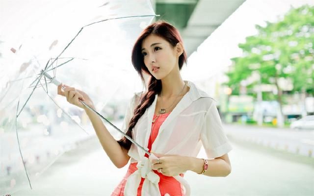 穿粉色短裙的邻家女孩，苗条的身姿给人留下一个优美的背影！