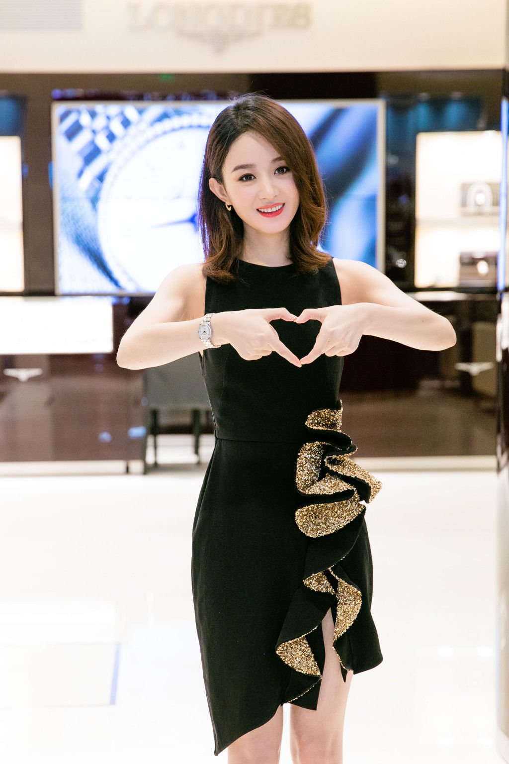 颖宝出席某品牌活动，身穿紧身黑色鱼尾小礼服，短发披肩优雅迷人
