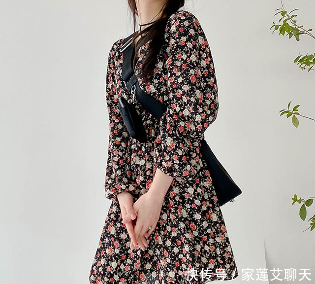  「少女」满满春季感觉的花款连身裙，连身裙加花的款式非常的少女心哦
