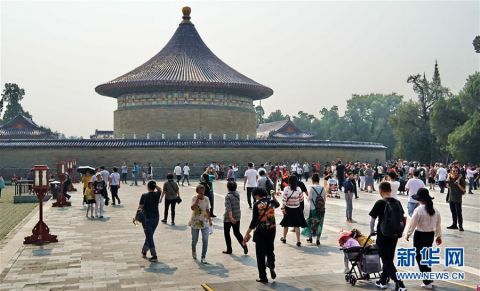 北京：天坛公园游人如织