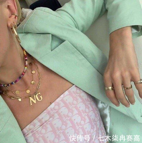  [连身裙]马卡龙色“再度袭来”，如此“秀色可餐”配色，春天不穿有点可惜