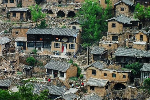 山西藏一“布达拉宫”,石头搭建成“别墅”,只剩老人独守村中