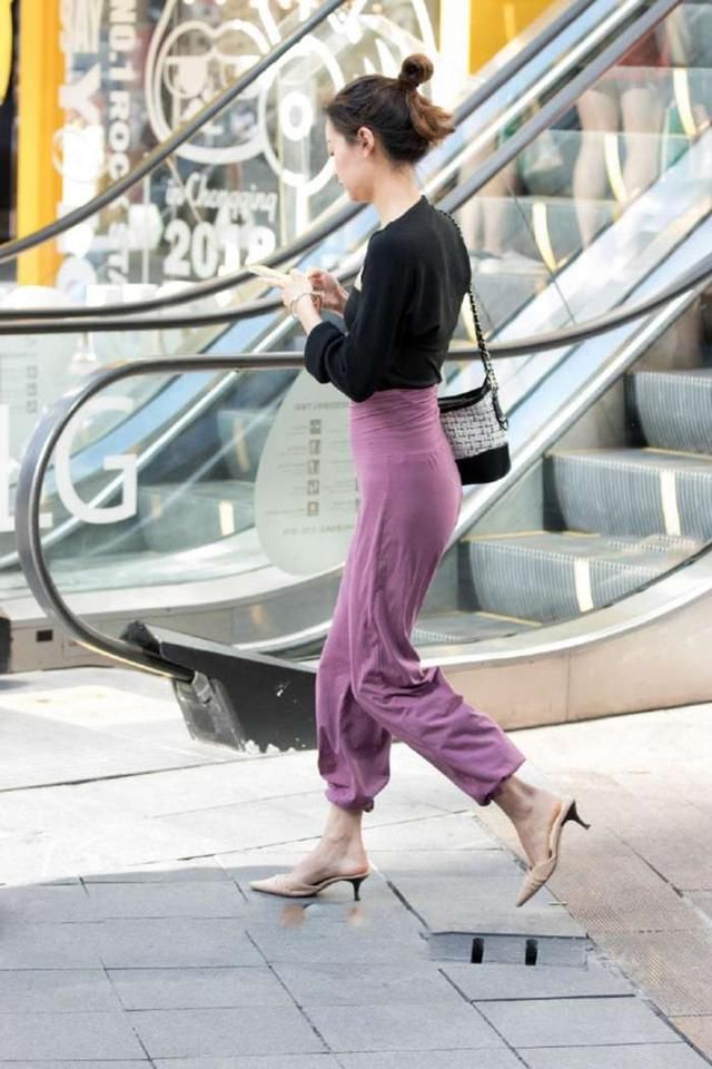 靓丽街拍：圆臀穿抹胸美女，看着苗条纤瘦，其实也挺丰润的！