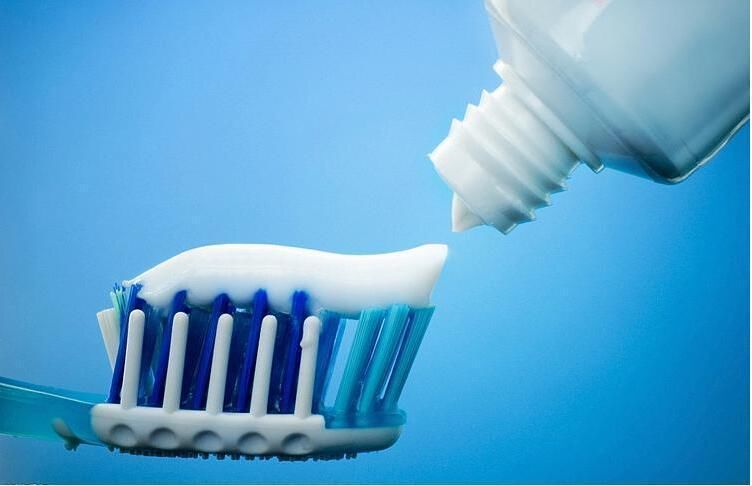 78岁老主任醉酒后无意间透露:牙膏祛斑美白，让你皮肤嫩如鱼豆腐