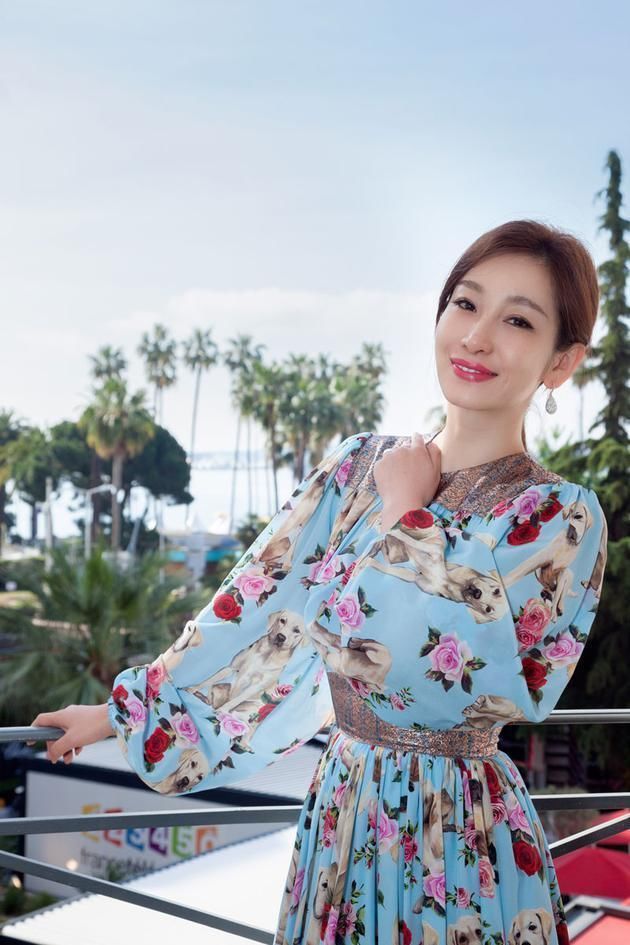 刘涛唯一承认的闺蜜是她，44岁穿上低胸花裙气质不凡