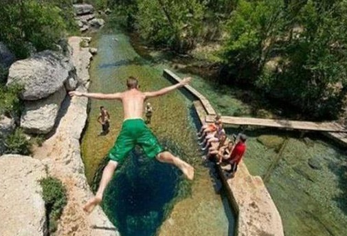 美国一个4米宽的水坑，已有多人在此遇难，游客却还是蜂拥而至