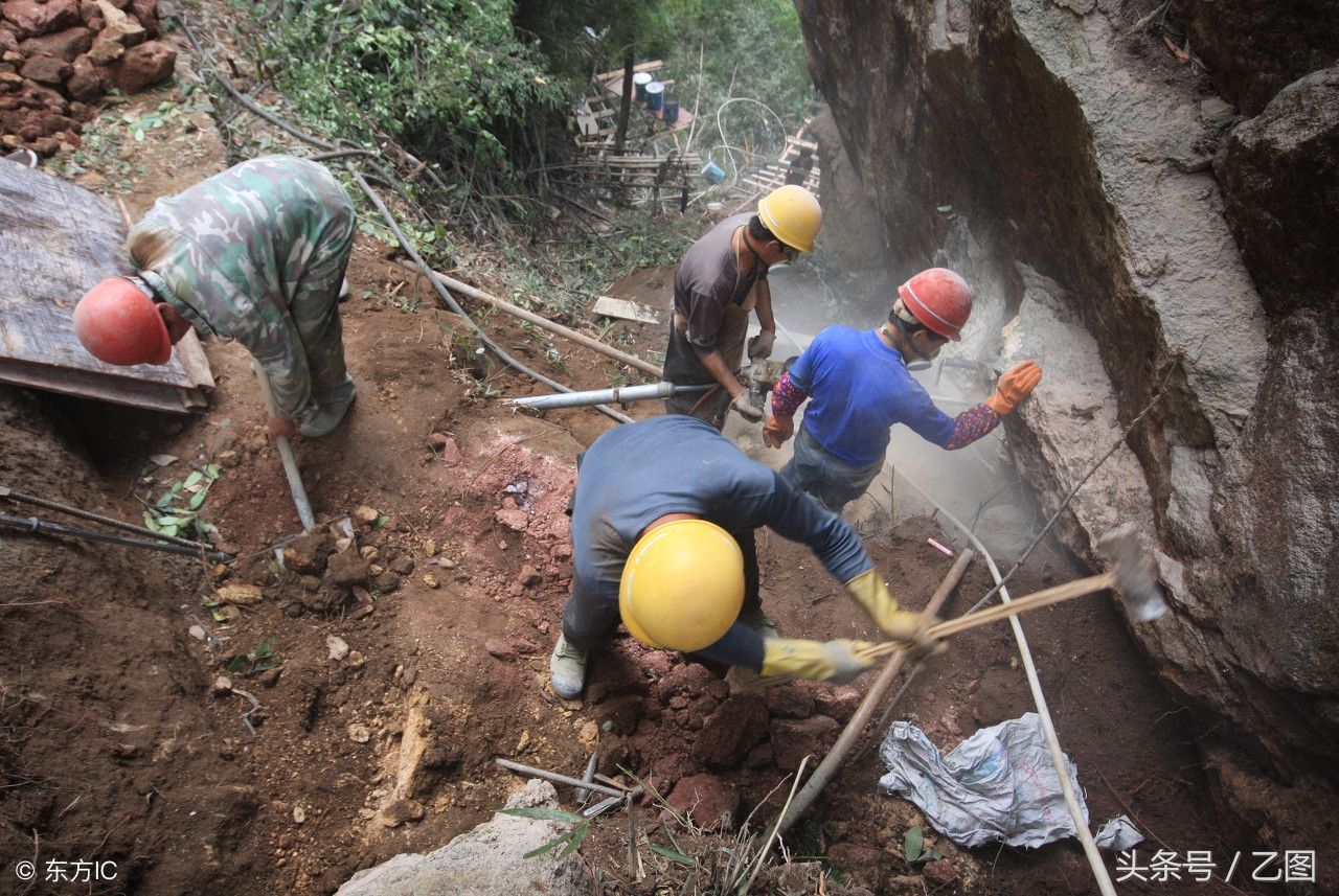 民工兄弟百米悬崖上修栈道，游客看着双腿打颤，他们却如履平地