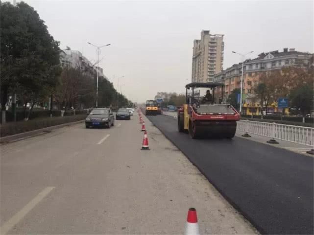 【国外】国内沥青道路天天修,国外却年年如新,为何我们要天天打补丁?
