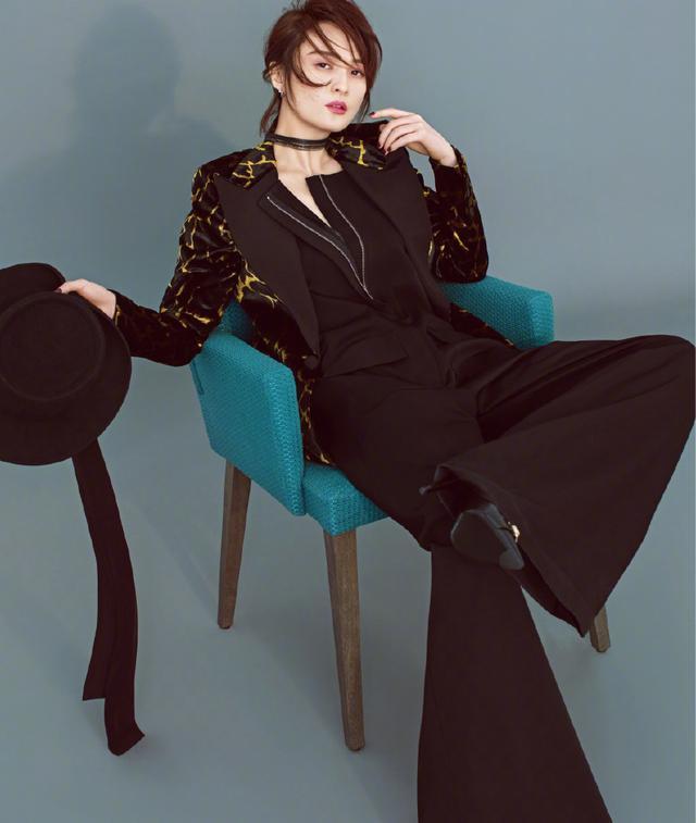 蒋勤勤身穿西服外套+连体裤，气质出众不显老，网友：她有43岁吗