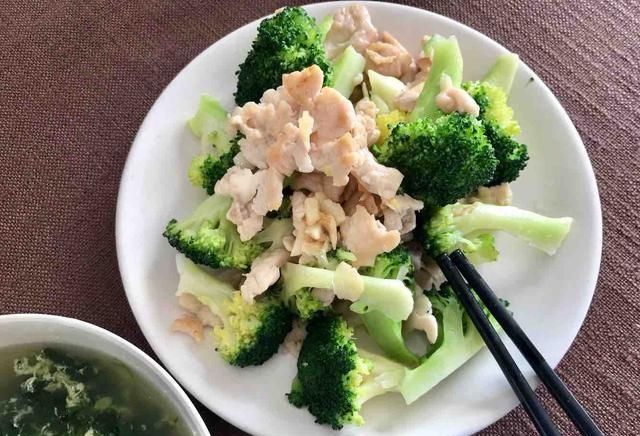 『西兰花』头发不好的人注意了!它是“天然亮发”美食,每周吃三次,发质好