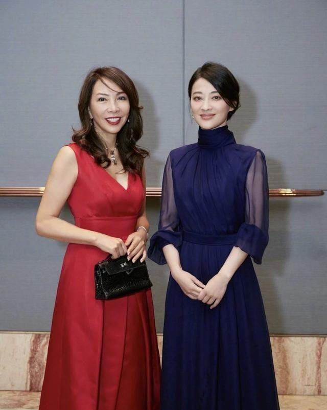 『 梅婷』后背还直露到腰,梅婷这是越老越奔放?“胸衣外穿”不够