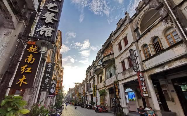 北海老街百年风情依旧，海鲜餐馆竞争激烈，开打生蚝战吸引游客