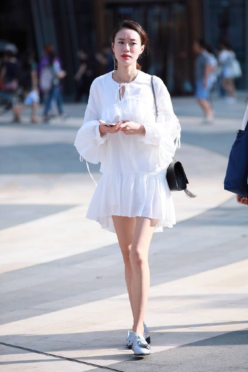 街拍：成熟清爽纯净的小姐姐，搭配上清新有活力凸显年轻！