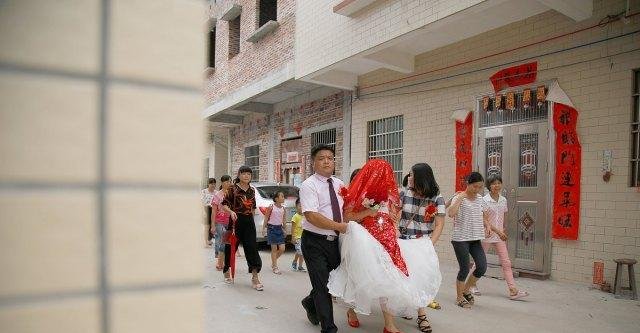 继天价彩礼后，农村娶妻又出新要求，“一高一动一甩”，啥意思