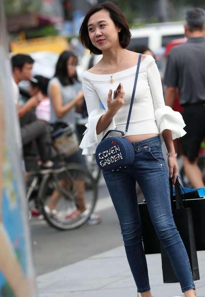街拍: 紧身牛仔裤露肩夏装, 气质十足!