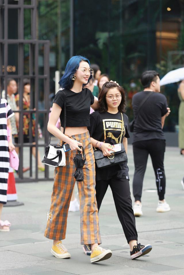 街拍:美女们搭配尽显成熟女性的魅力,背影让人着迷