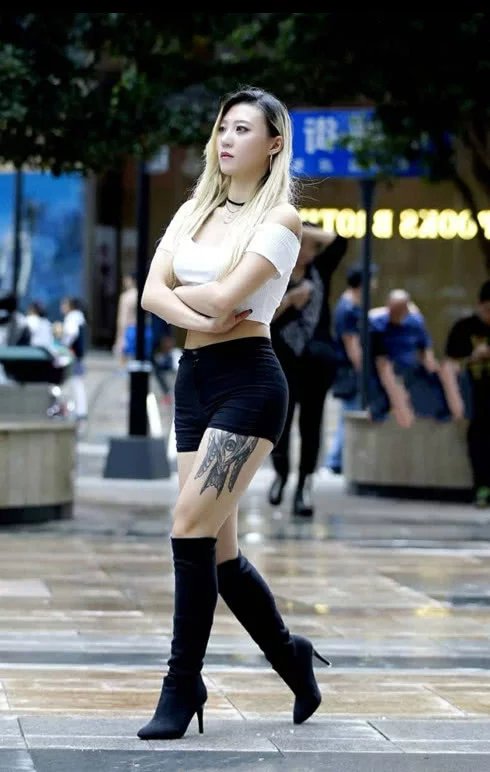 只有这样浑圆的臀性才适合穿紧身裤，走起路来可以尽情的左右摇摆