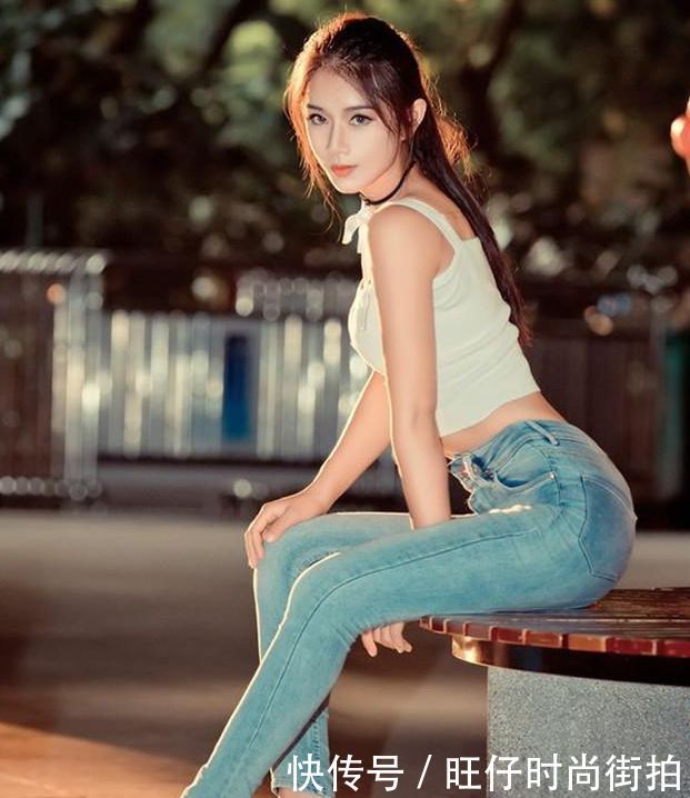 时尚甜美的牛仔裤美女,穿出高挑身姿,非常吸引眼球!