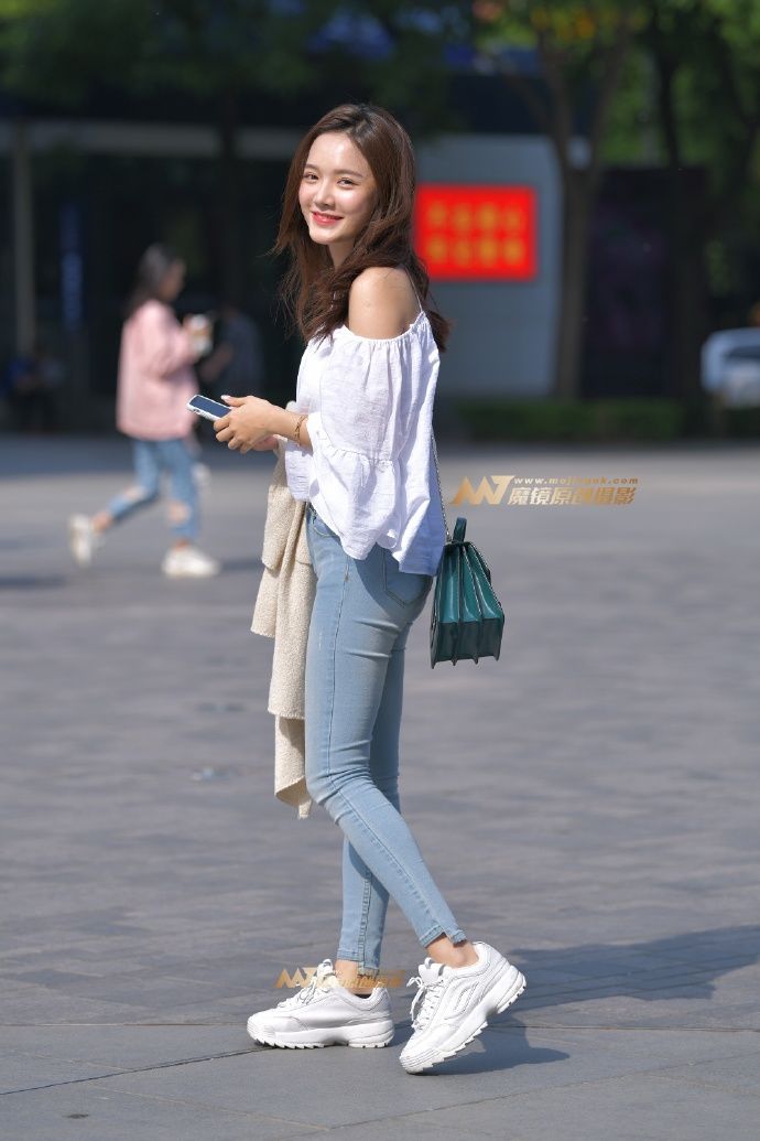 清新可人的牛仔裤小姐姐