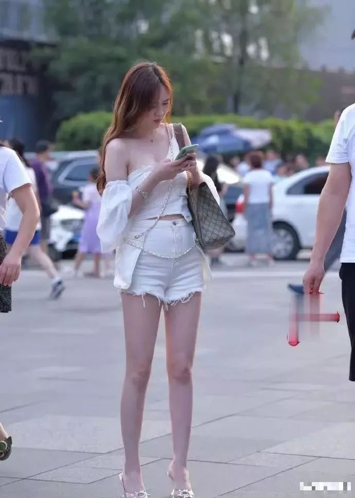  「美女」街拍 白色斜肩套装美女，简约而不简单的美感！