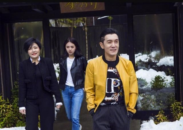 哈文从央视辞职移民美国？她仅用一个定位，两个文字回应谣言！