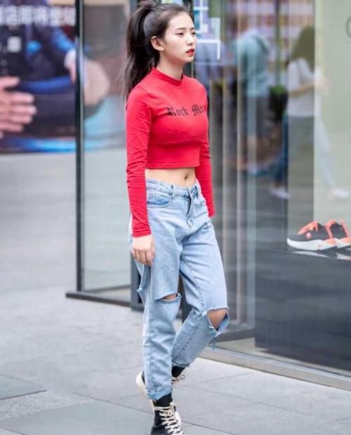  [搭配]街拍：闭月羞花的小姐姐，一条黑色的连衣裙，时尚女性魅力气质