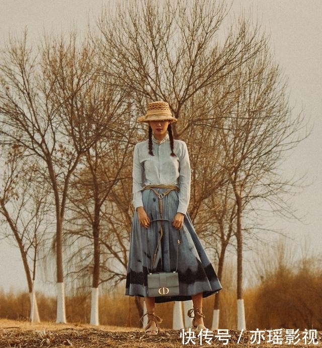  穿搭■她是中国时尚圈达人，今穿黑色针织衫配透视裙，美腿若隐若现