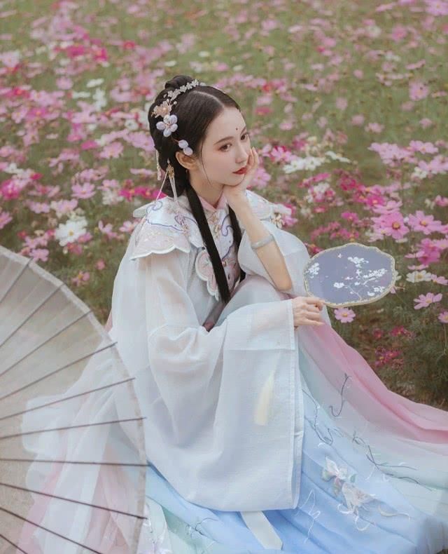  「简直」谁说彩虹色“烂大街”？这几款汉服下裙配色简直了，太惹眼了