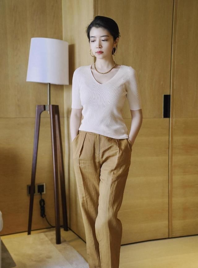  『看上去更加』“女神时尚博主”平时的穿衣搭配，淡绿色衬衣配乳白色花纹锥形裤，高級空气