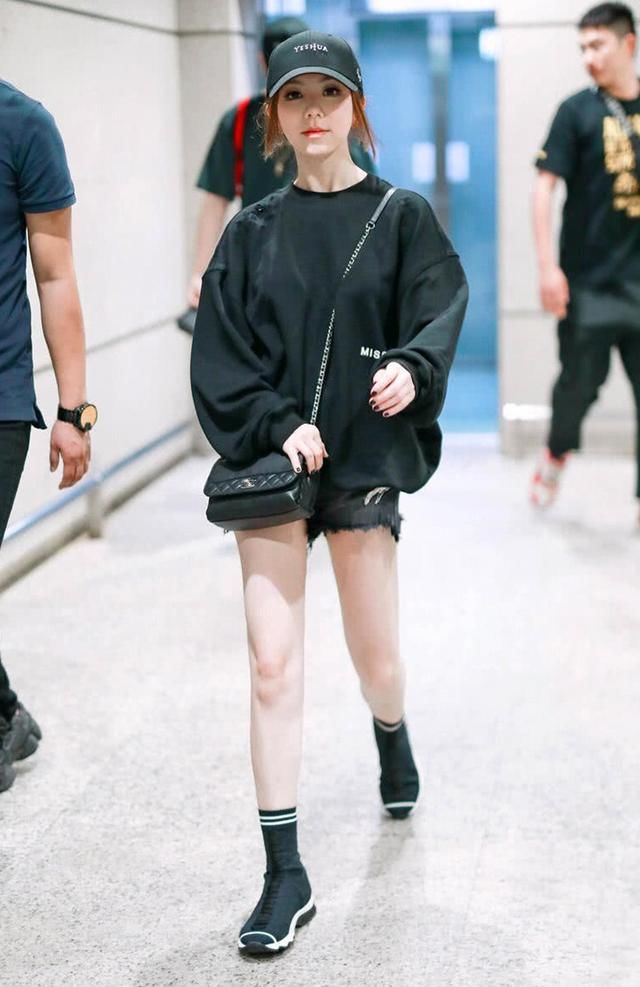 邓紫棋真厉害！短裤穿得比杨幂还短！网友：难怪要用包挡住