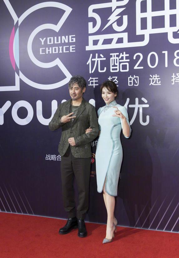 范冰冰穿的旗袍算什么，刘涛这袭天蓝色开叉旗袍才叫一个惊艳！