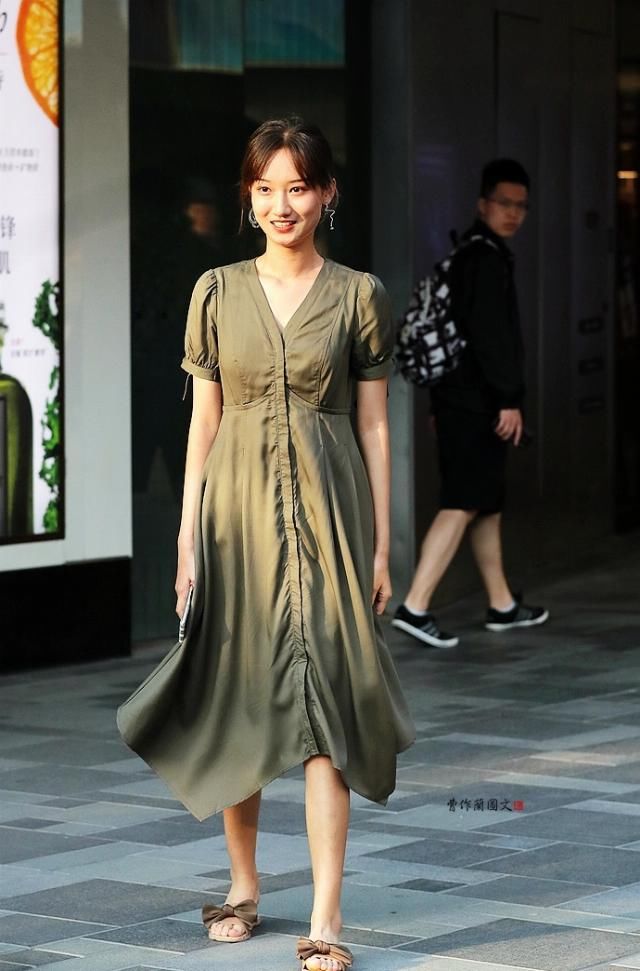  #能进能退#街拍：美女的这条连衣裙，贵在得体