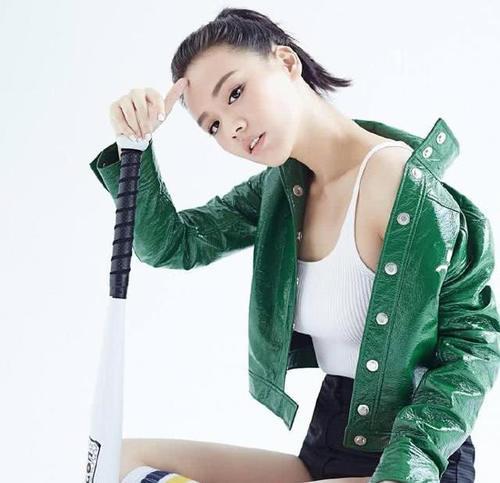 马思纯穿衣太大胆，深V衣领往两边扯，网友：还怕露的不够多？