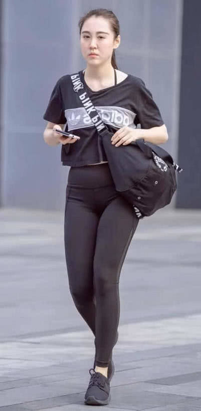 丰腴小阿姨运动紧身裤勾勒饱满臀线，经常做运动，减肥不成又胖20