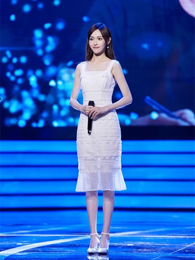 何穗不愧是仙姑，穿吊带裙现身机场好惊艳，真正的白到发光！