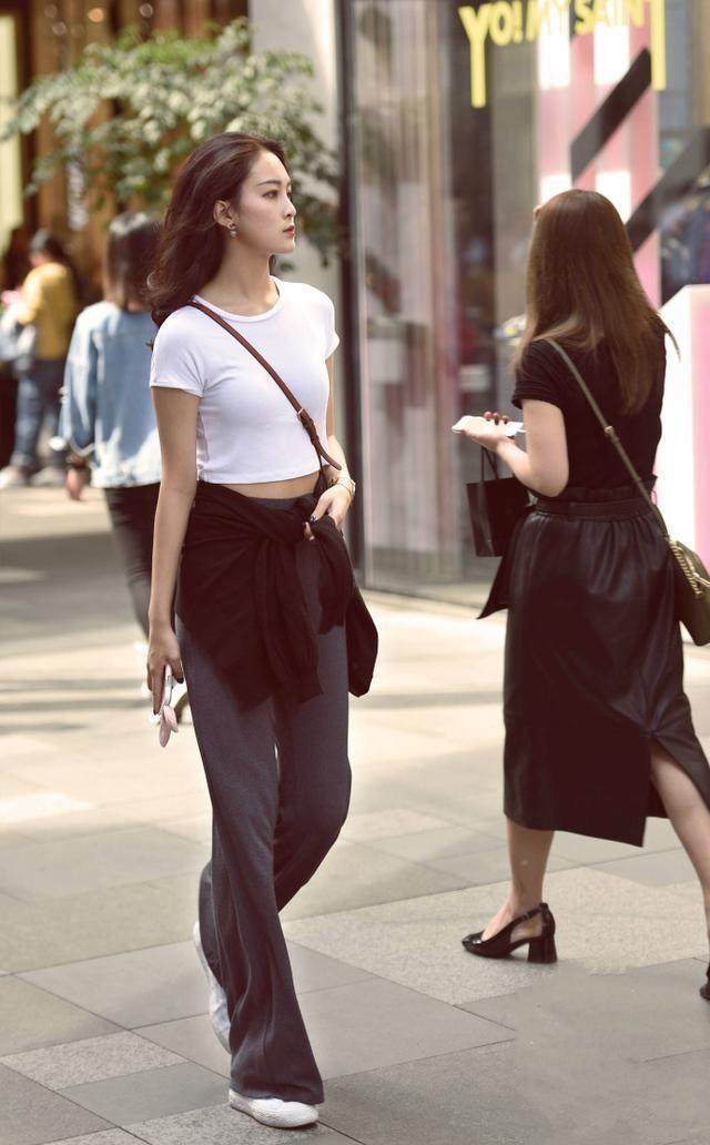 街拍: 单肩包出街的小姐姐, 好身材都是勒出来的