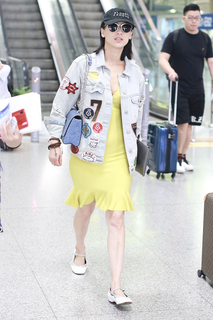 辣妈黄圣依穿小黄裙微露事业线,小腹微凸这是又双叒怀了?